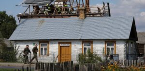 El techo de una casa alcanzado por uno de los drones