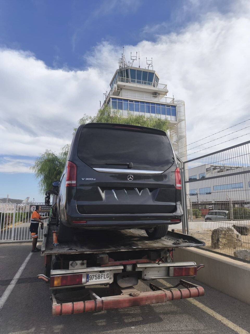 Mercedes Vito sobre la grúa. Mercedes Vito sobre la grúa.
