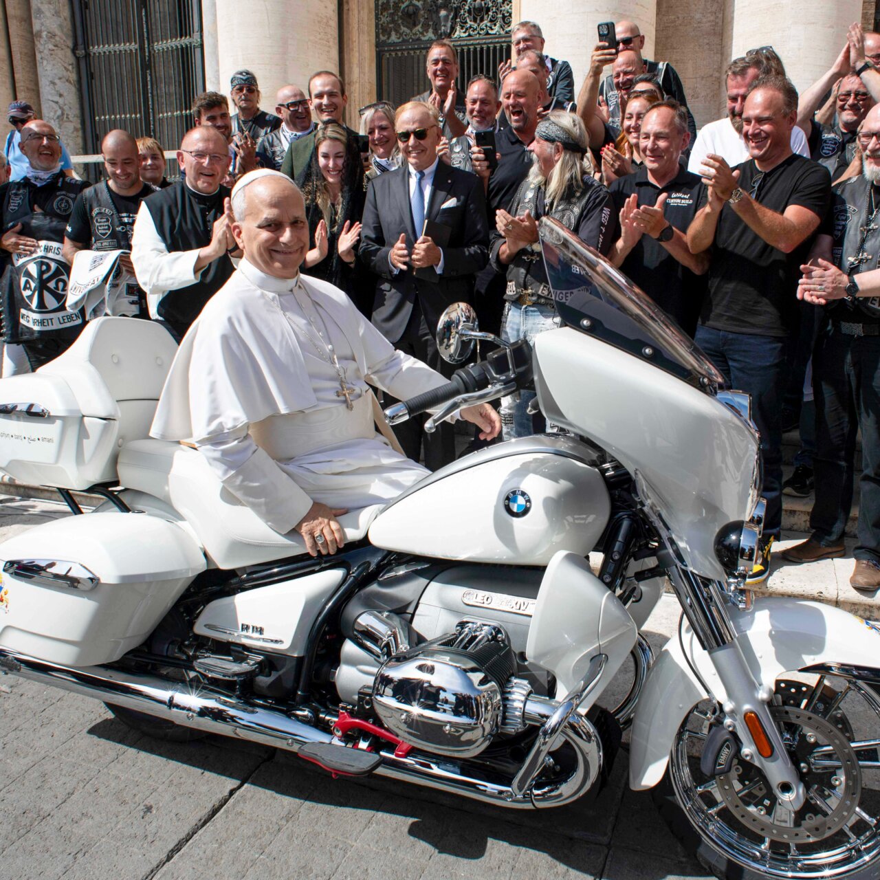 El Papa León XIV recibe una moto BMW y la firma para subastarla en beneficio de niños en Madagascar