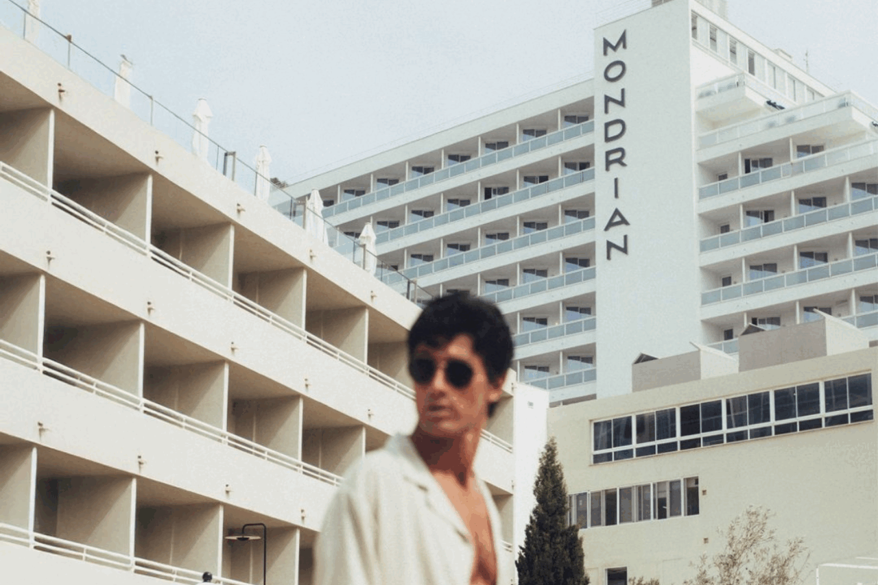 Hombre luce diseño de Benibeca en Mondrian Ibiza Hotel