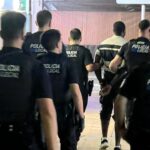 Agentes de la Policía Local de Sant Antoni con un detenido.