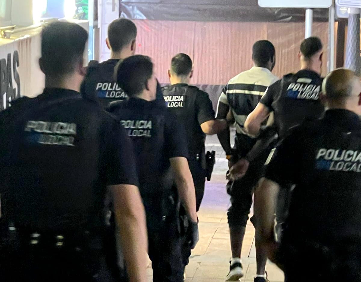 Agentes de la Policía Local de Sant Antoni con un detenido.