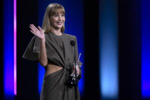 Jennifer Lawrence con el Premio Donostia