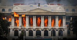 La impactante imagen del Congreso de Nepal incendiado