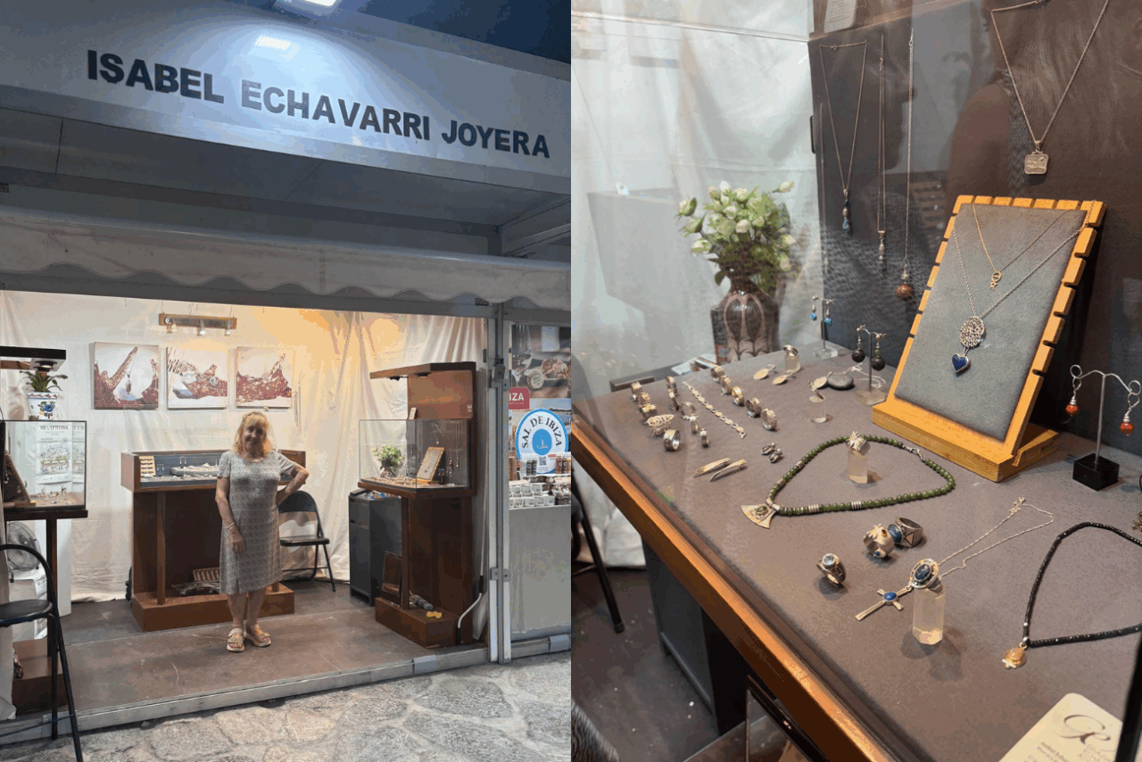 La maestra joyera Isabel Echávarri en su caseta de Viu l’Artesania 2025 en el puerto de Ibiza, junto a algunas de sus piezas en oro, plata y piedras naturales.