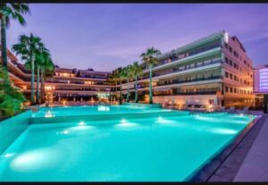 La piscina de un apartamento ofrecido en Ibiza.