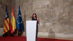 La portavoz de Vox en el Parlament, Manuela Cañadas, comparede en rueda de prensa tras reunirse con la presidenta del Govern, Marga Prohens.