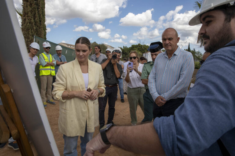 La presidenta del Govern y el presidente del Consell de Ibiza recorrieron las obras del pabellón 202 de Sa Coma, que se convertirá en la base marítima de la Guardia Civil.