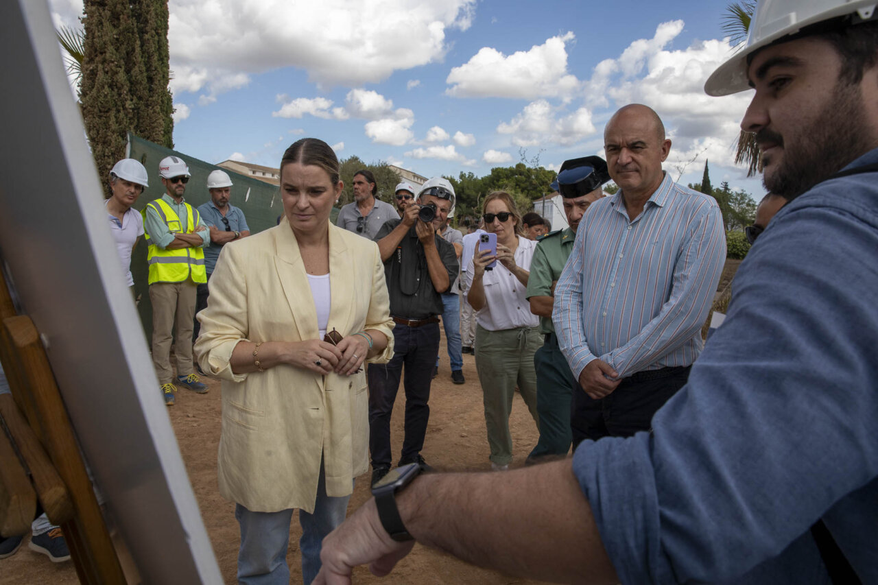 La presidenta del Govern y el presidente del Consell de Ibiza recorrieron las obras del pabellón 202 de Sa Coma, que se convertirá en la base marítima de la Guardia Civil.