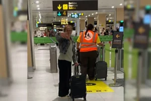 Mujer desaparecida en el aeropuerto.