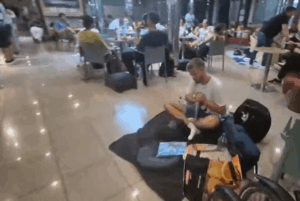 Pasajeros durmiendo en el suelo (2)