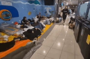 Pasajeros durmiendo en el suelo (3)