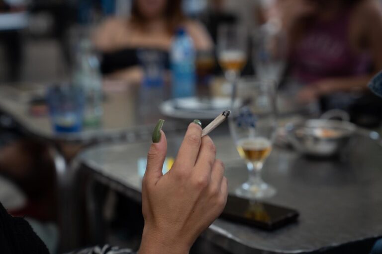 Persona fumando en un bar.