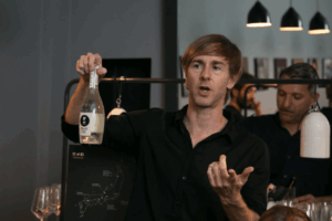 Richie Hawtin presentando una botella de Sake. Archivo