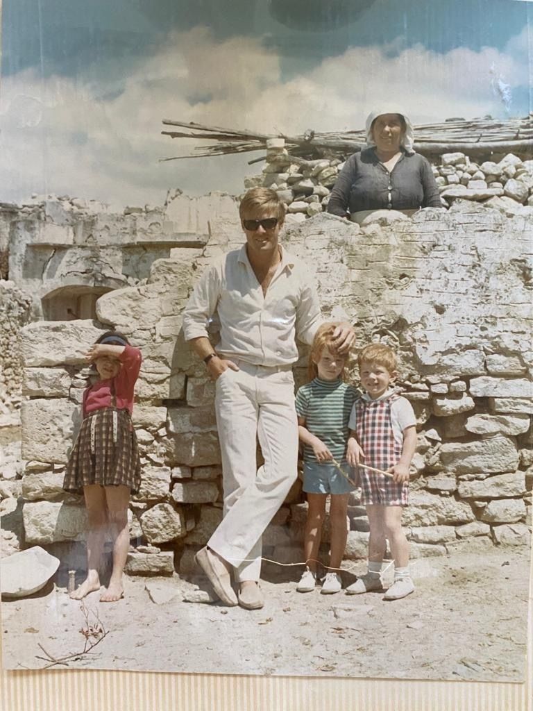 Robert Redford con sus hijos y unas vecinas en Mijas. Álbum familiar