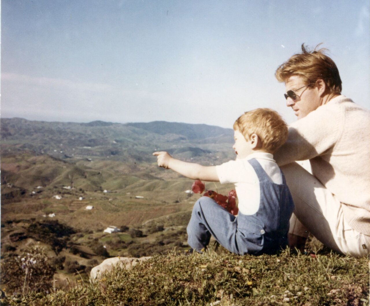 Robert Redford en Mijas con su hijo James en 1964
