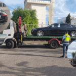Gr&uacute;a &lsquo;atrapapiratas&rsquo; sube tres veh&iacute;culos ilegales al dep&oacute;sito en aeropuerto