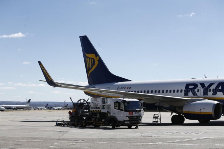 Un avión en el aeropuerto de Barajas.