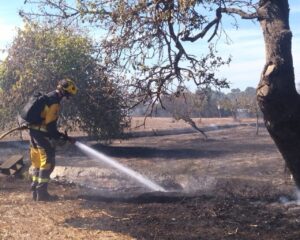 Un bombero de IBANAT trabaja para extinguir el incendio en Sant Antoni.