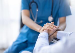 Enfermero cuidando a un paciente.