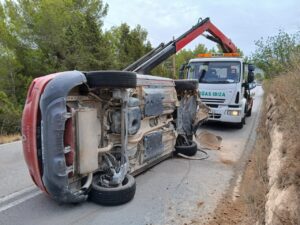 Aparatoso vuelco en solitario provoca retenciones en la carretera de Calaconta