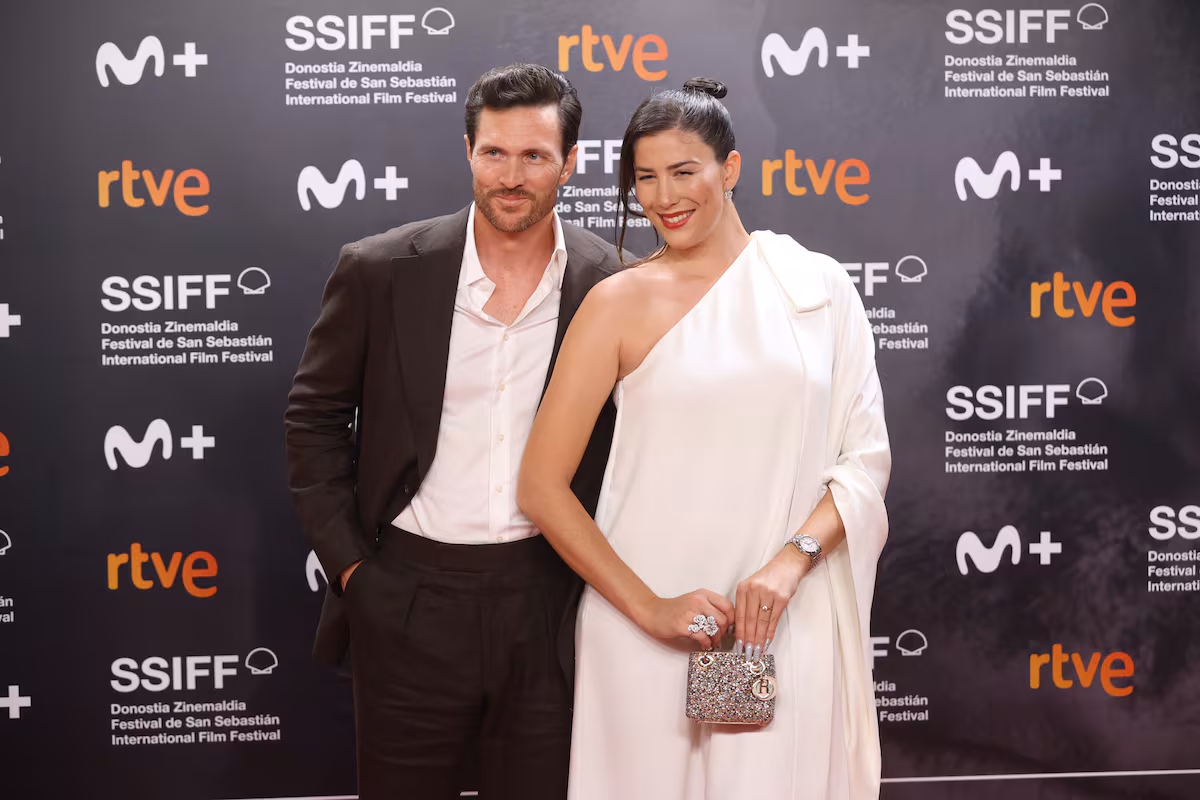 Garbiñe Muguruza y Arthur Borges, durante la alfombra roja de la gala de clausura del Festival de San Sebastián de 2023