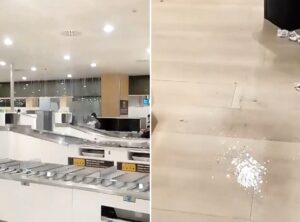 Interior del aeropuerto de Ibiza con agua en el suelo