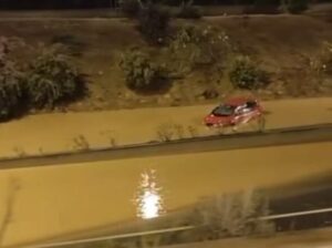 Coche parcialmente sumergido en agua tras fuerte lluvia en Ibiza