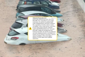 Alerta de Protecci&oacute;n Civil sobre inundaciones en Ibiza en un mensaje en un m&oacute;vil