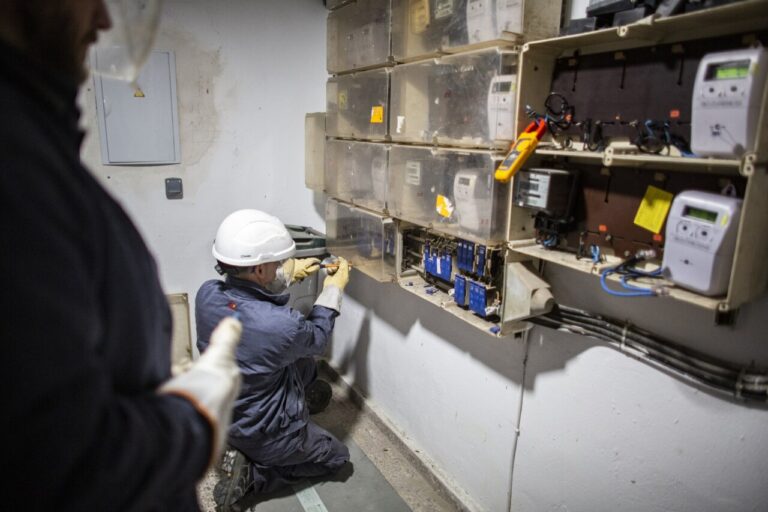 Técnico de Endesa revisando unas instalaciones