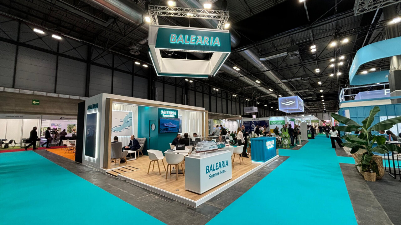 Stand de Baleària en la feria Fruit Attraction 2025 con visitantes