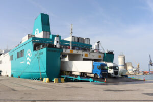Barco de Baleària cargando camiones con productos refrigerados