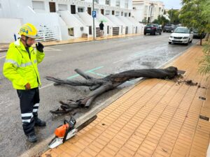 Bombero en Formentera atendiendo un incidente tras inundaciones