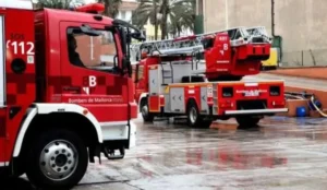 Veh&iacute;culos de bomberos de Mallorca preparados para emergencias en Ibiza.