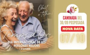 Pareja de mayores sonriendo en un evento comunitario