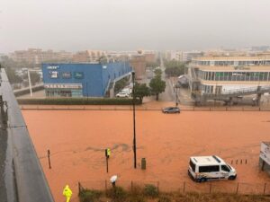 Inundación en la carretera E-10 debido a fuertes lluvias en Ibiza