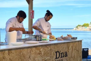 Dos chefs cocinando en un evento al aire libre en Ibiza
