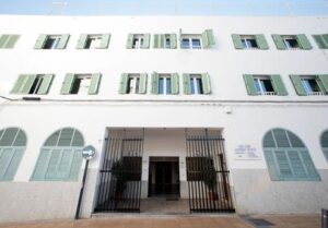 Fachada del colegio Santísima Trinidad en Sant Antoni, Ibiza