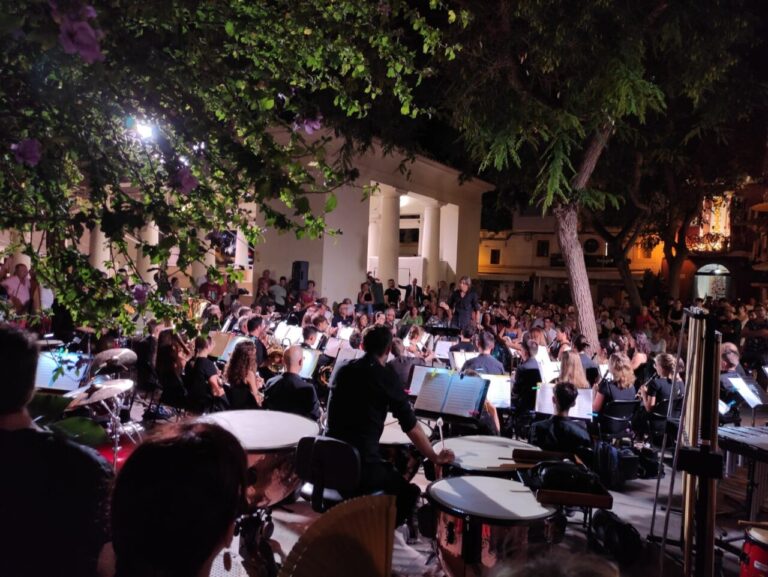 Concierto de la Banda Ciutat d’Eivissa en Es Pratet con público presente
