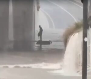 Conductor atrapado en el techo de su veh&iacute;culo en un t&uacute;nel inundado