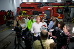 Conferencia de prensa en el parque de bomberos de Ibiza con autoridades y medios.