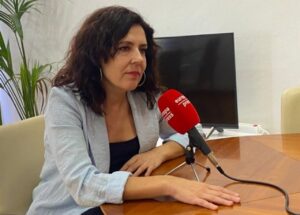Sandra Fern&aacute;ndez, consellera de Familias y Bienestar Social en una reuni&oacute;n