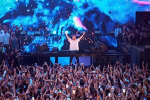 David Guetta actuando en el Galactic Circus con una multitud animada