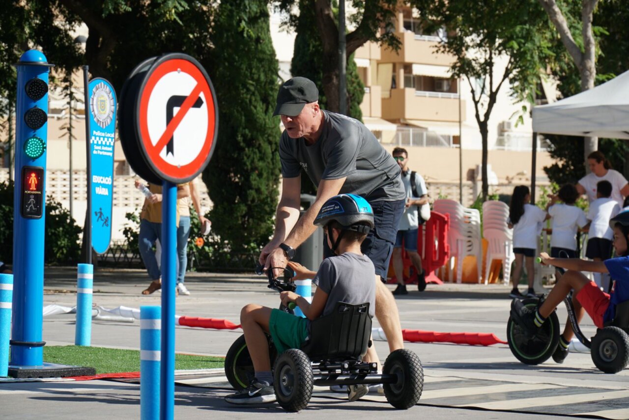 Actividad de educación vial con niños y adultos en Eivissa