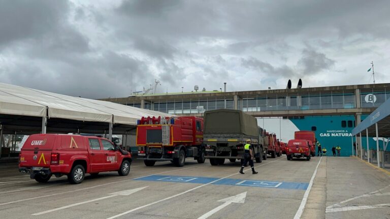 Efectivos de la UME embarcando en Denia con vehículos de emergencia.