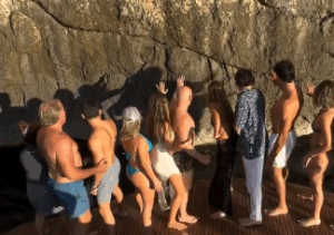 Turistas tocando la piedra de Es Vedr&agrave;