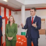 Pedro Sánchez anuncia una ley reducir las horas lectivas del profesorado: ¿en qué regiones impactará?