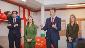 Pedro S&aacute;nchez junto a los ministros Pilar Alegr&iacute;a y &Oacute;scar L&oacute;pez y la alcaldesa del municipio madrile&ntilde;o, Sara Hern&aacute;ndez