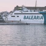 Ferry de Baleària en el puerto de Ibiza durante lluvias extremas