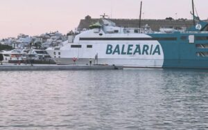 Ferry de Bale&agrave;ria en el puerto de Ibiza durante lluvias extremas